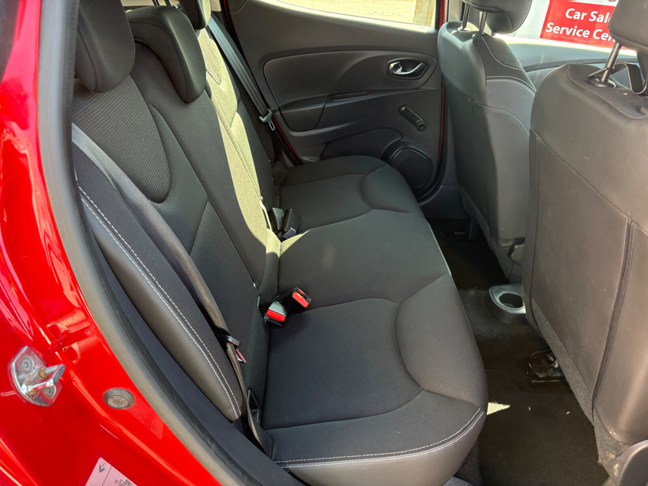 2015 Renault Clio - image 12