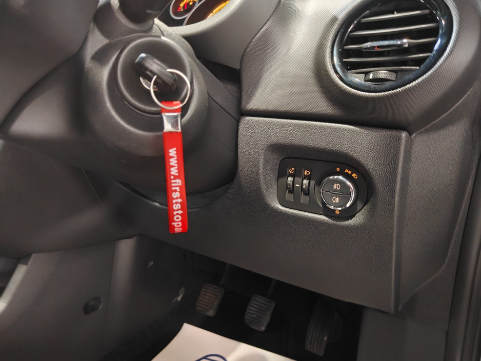 2011 Opel Corsa - image 15