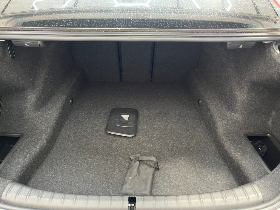 2019 BMW 5 Series - image 8