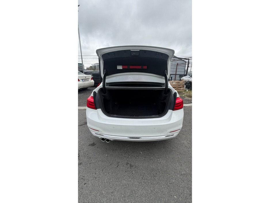 2017 BMW 3 Series - image 6