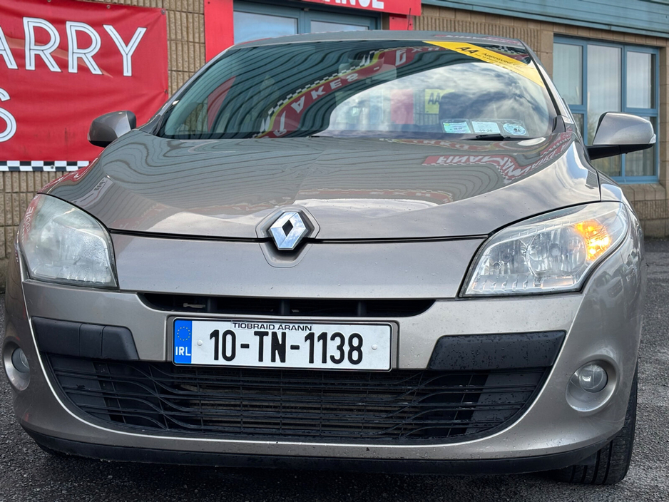 2010 Renault Megane - image 2