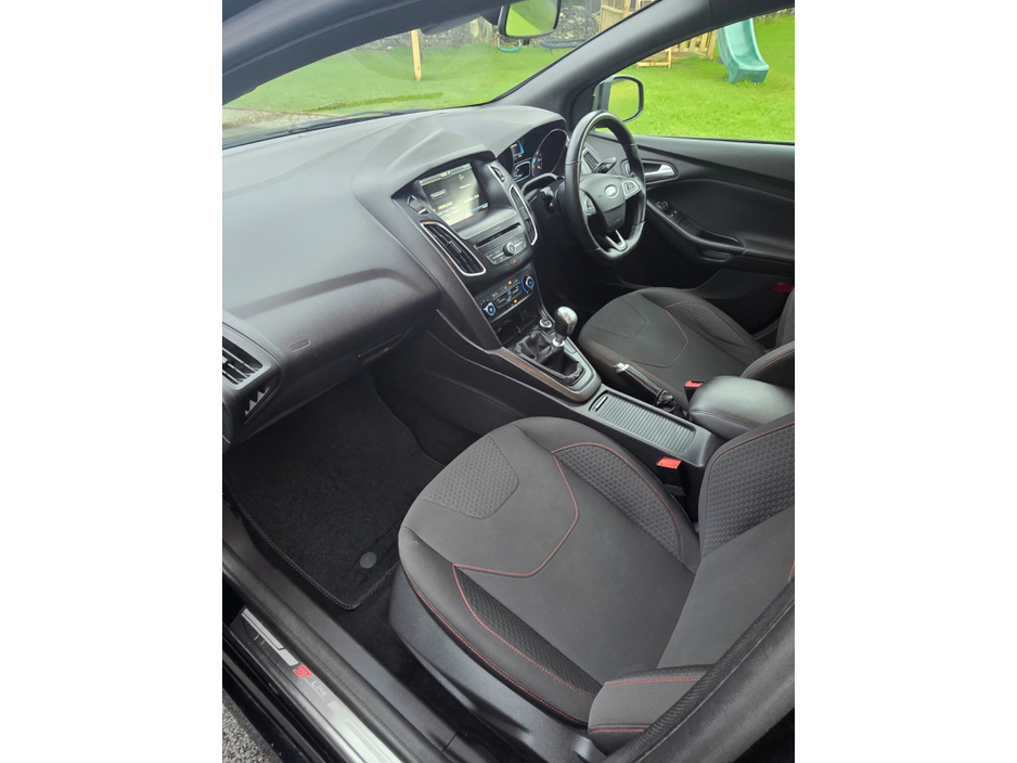 2016 Ford Focus - image 13