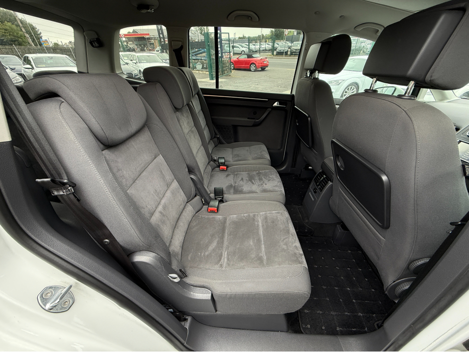 2015 Volkswagen Touran ( 152 REG ) HIGHLINE EDITION 7 SEATER * ALCANTARA SEATS * REVERSING CAMERA * SIMI DEALER - SPECIALISING IN IMPORTS OF JAP AUTOMATIC HI SPEC BLUEMOTION // LARGE TOUCH SCREEN // €15,450