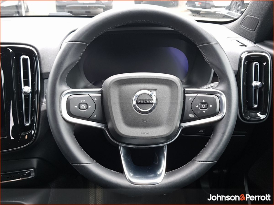 2024 Volvo XC40 - image 9