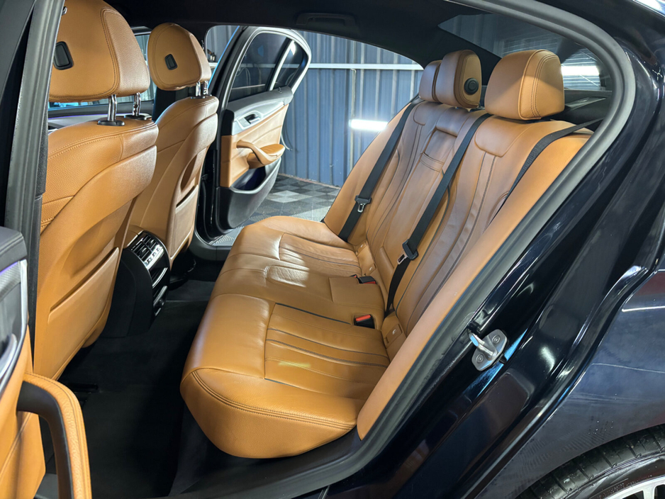 2017 BMW 5 Series - image 19