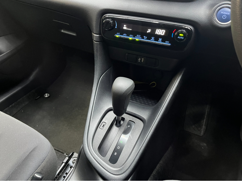 2021 Toyota Yaris - image 15