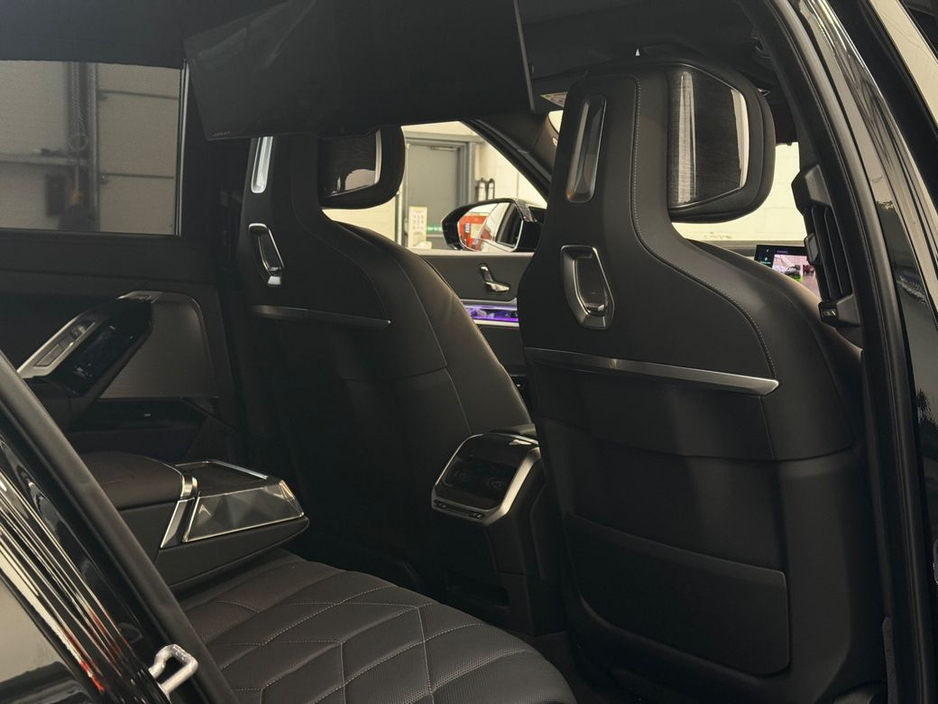 2025 BMW 7 Series - image 22