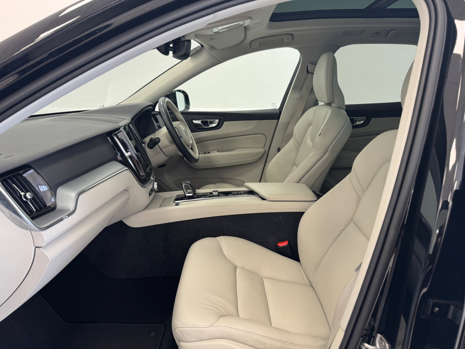 2022 Volvo XC60 - image 5