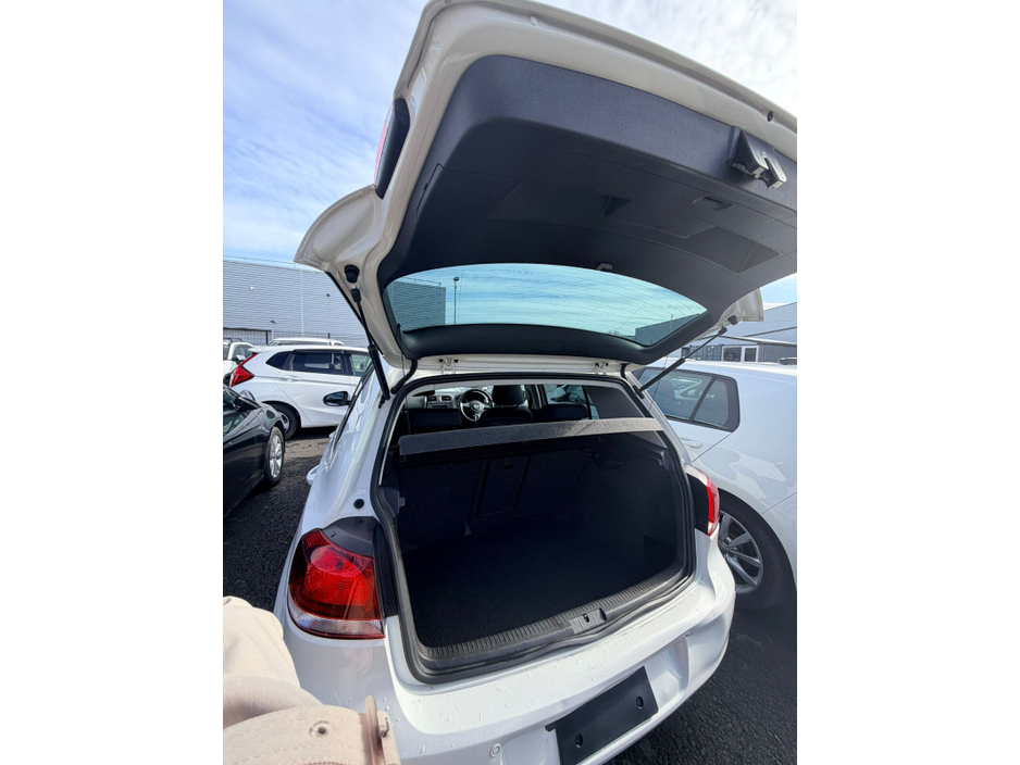 2012 Volkswagen Golf - image 6