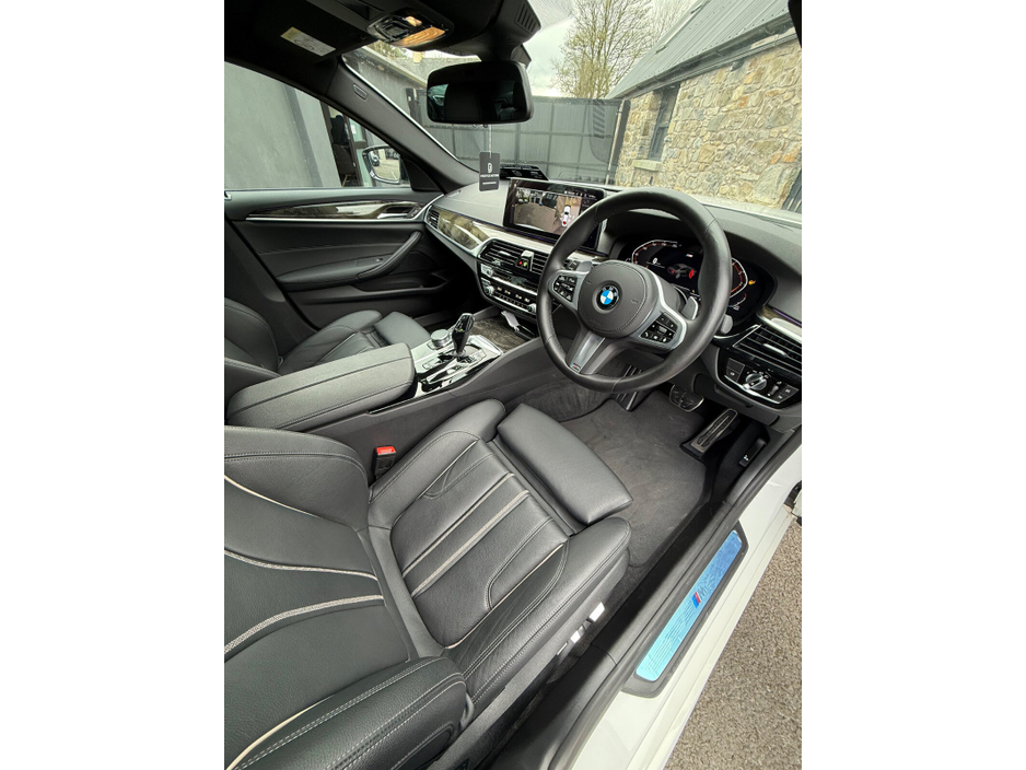 2020 BMW 5 Series - image 9