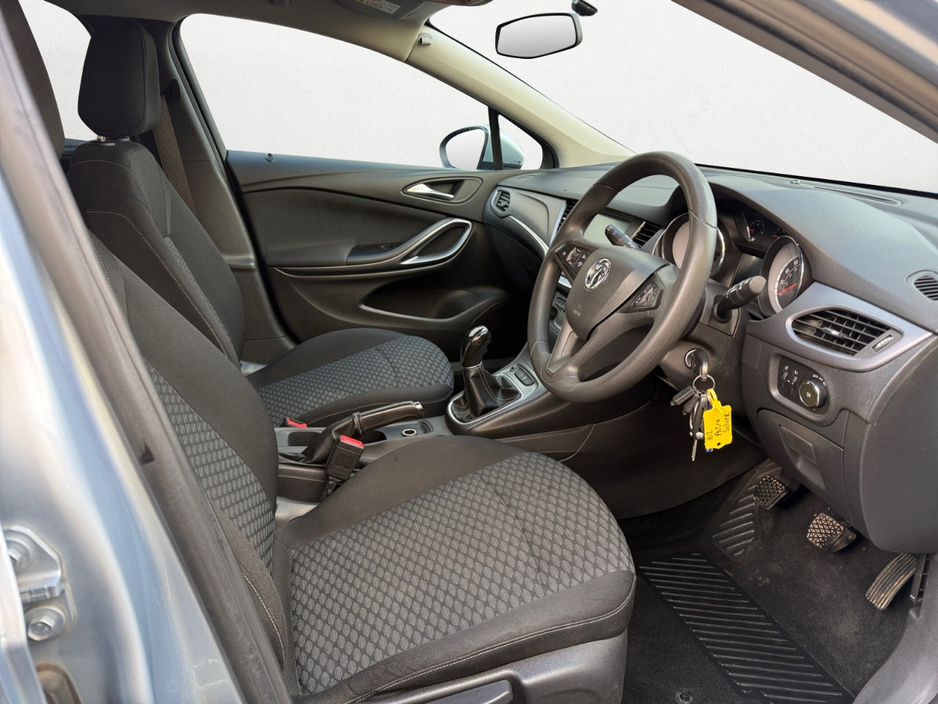 2016 Vauxhall Astra - image 5