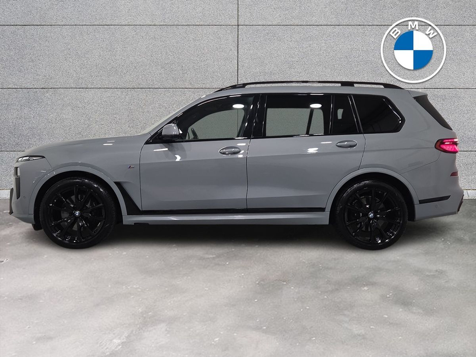 2023 BMW X7 - image 3