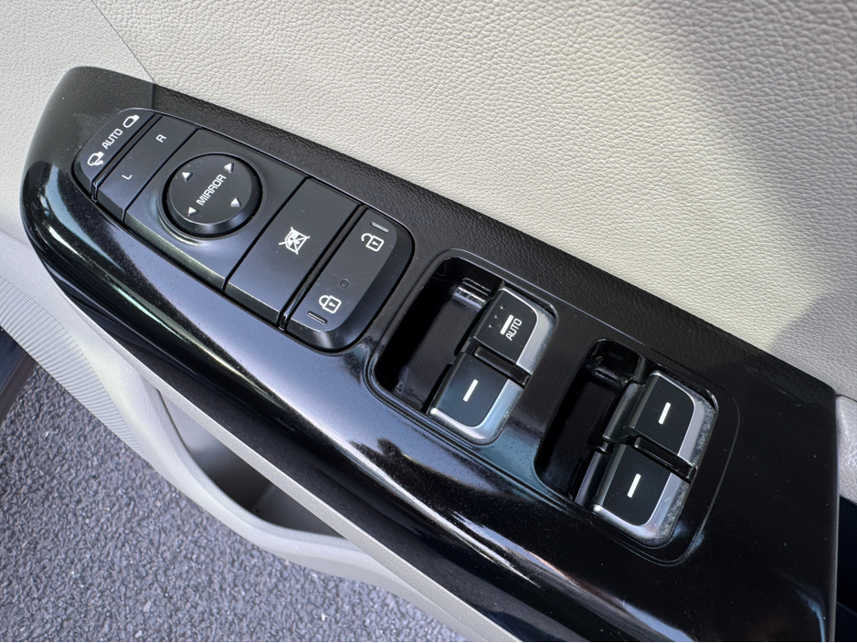 2020 Kia Sportage - image 23