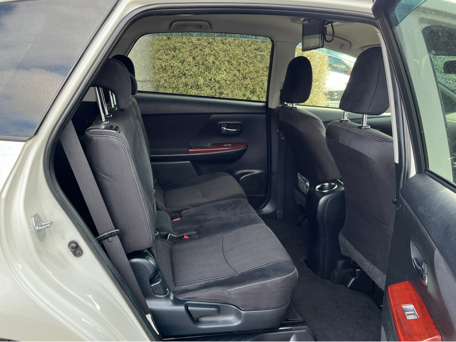 2016 Toyota Prius+ - image 11