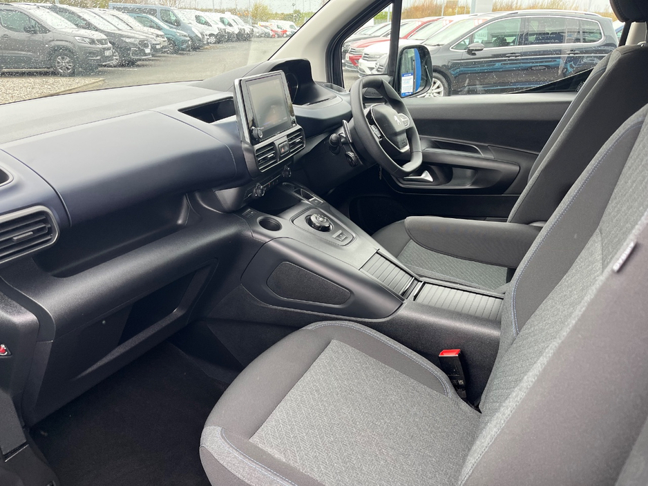 2023 Peugeot Rifter - image 25