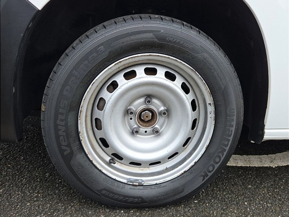 2021 Peugeot Partner - image 9