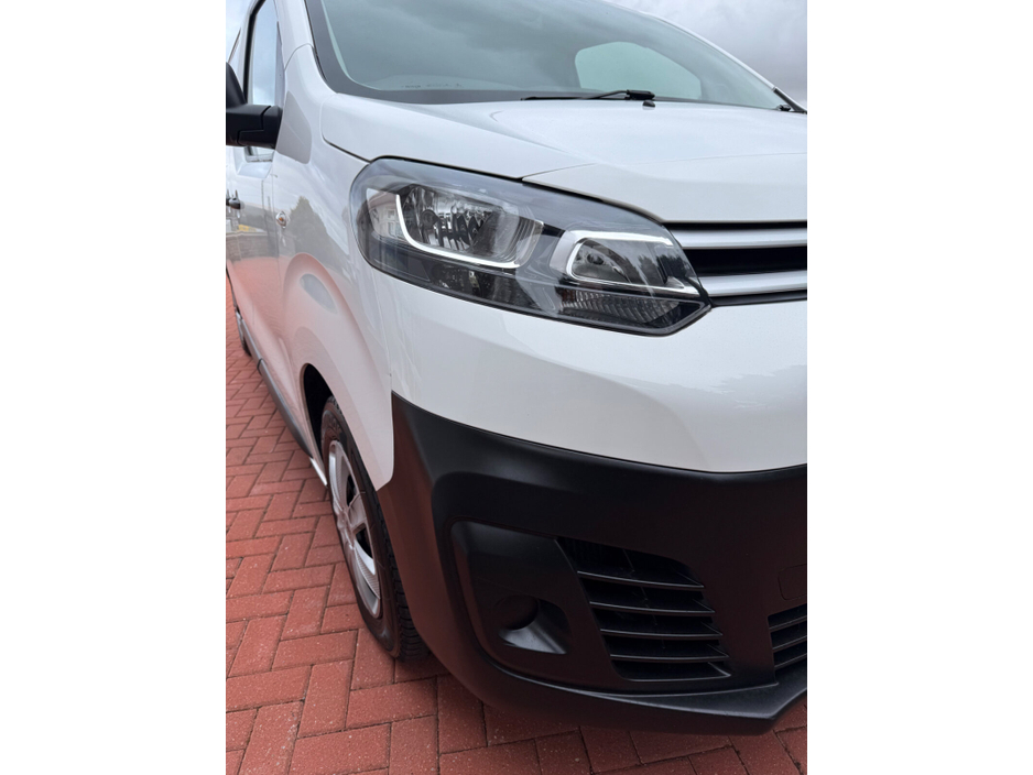 2020 Citroen Dispatch - image 23