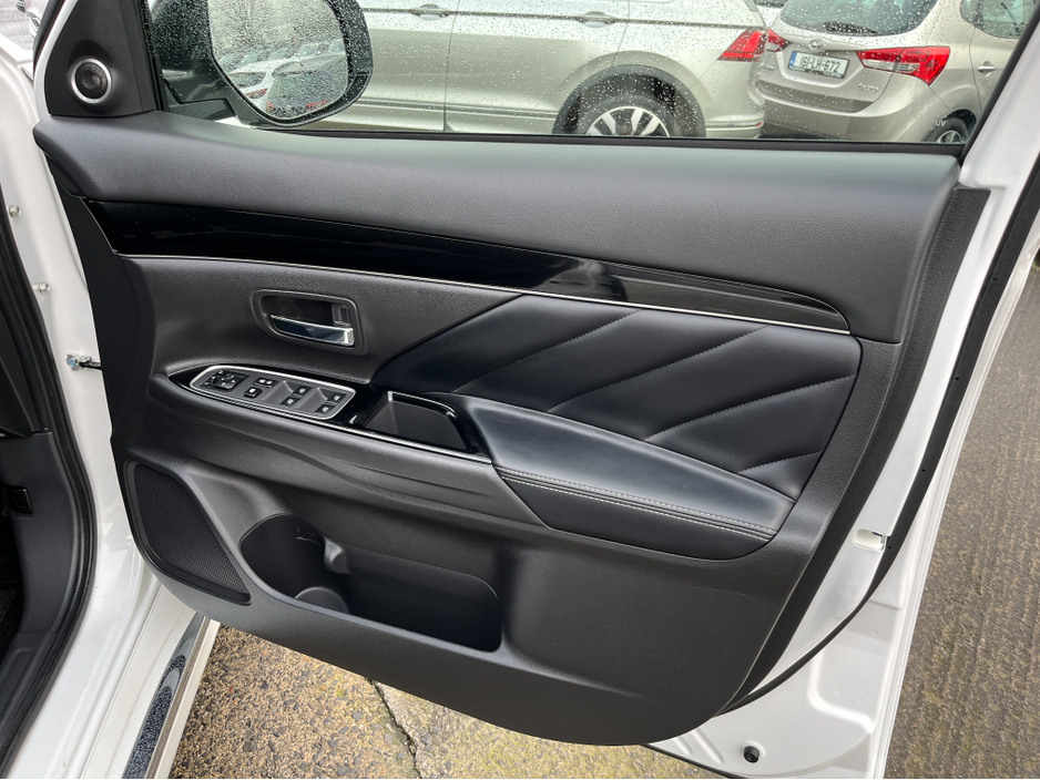 2020 Mitsubishi Outlander 4WD G PLUS AUTOMATIC PLUG IN HYBRID 2.4 PETROL //HIGH SPEC//LOW MILES//HALF LEATHER HEATED SEATS//ELECTRIC DRIVERS SEAT//HEATED STEERING WHEEL// €24,950