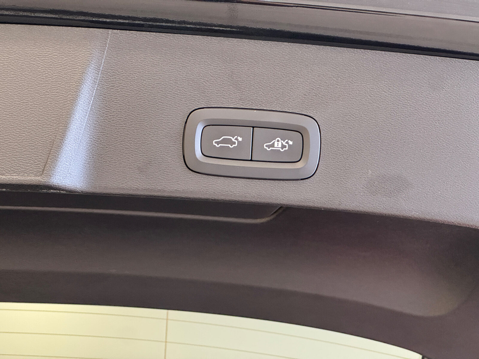 2023 Volvo XC40 - image 14