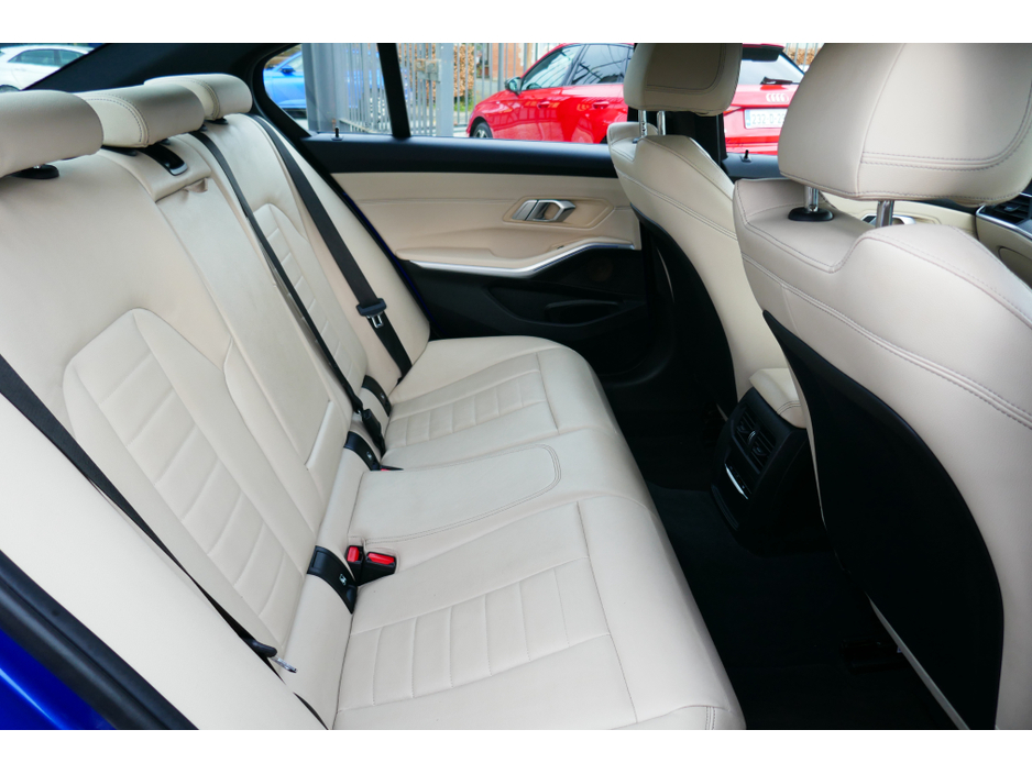 2020 BMW 3 Series - image 12
