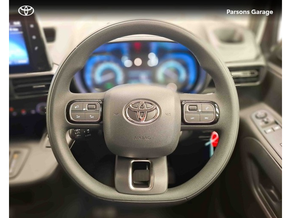 2025 Toyota Proace City - image 8