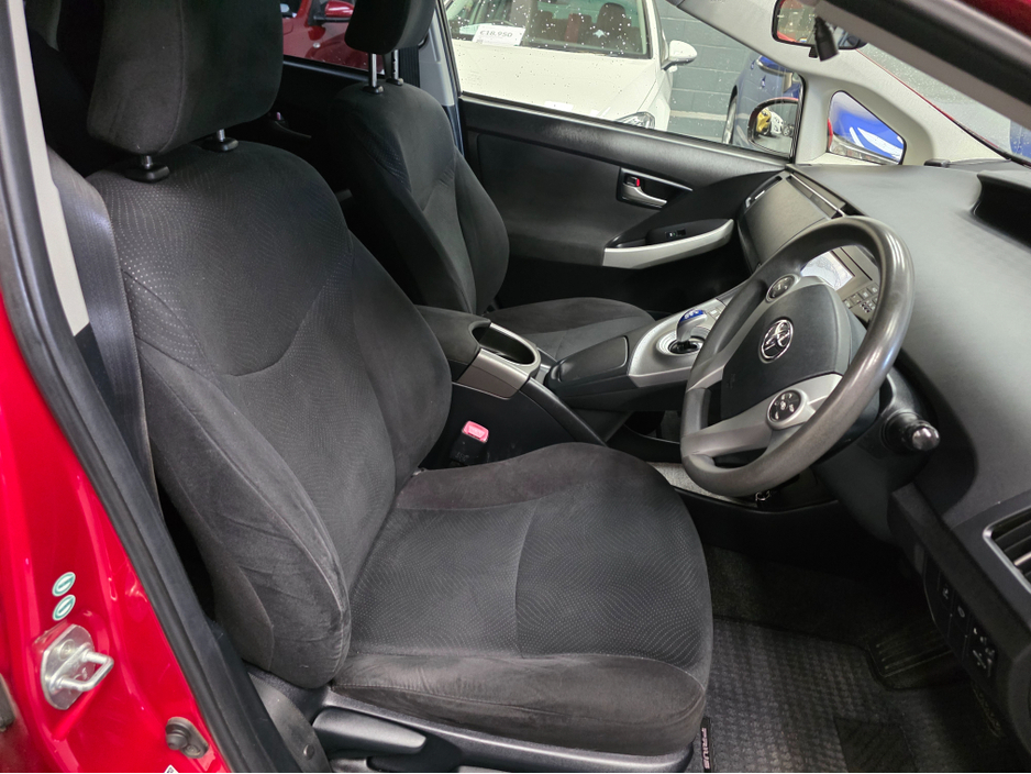 2013 Toyota Prius - image 12