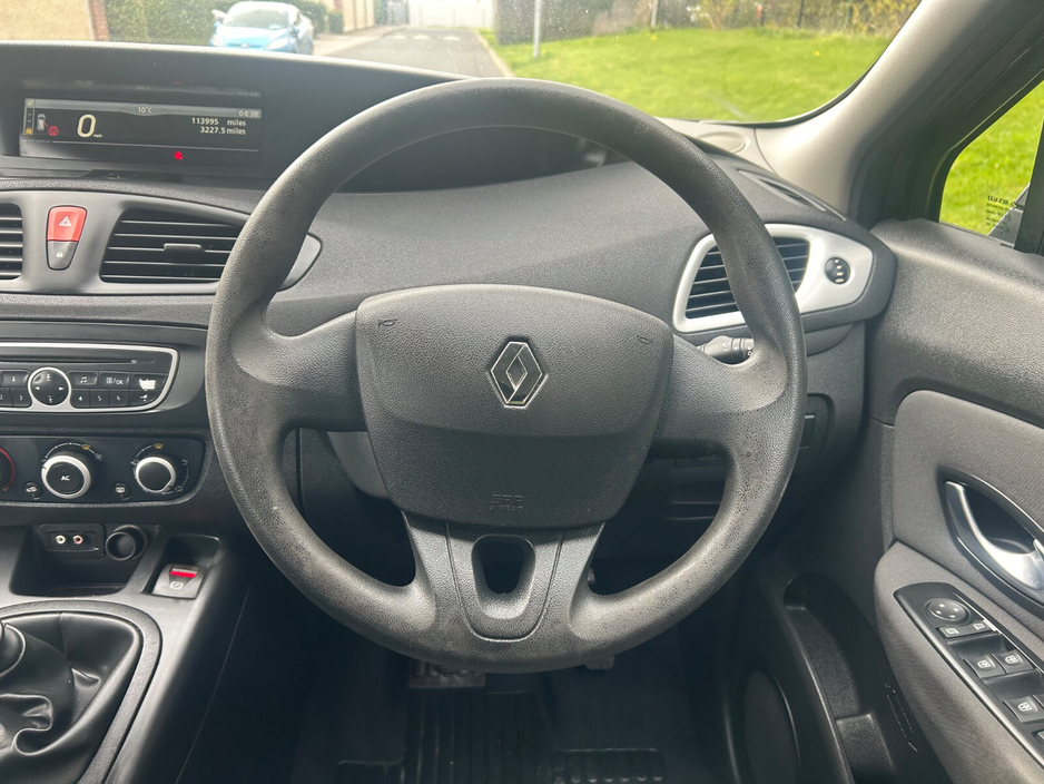 2010 Renault Grand Scenic - image 16