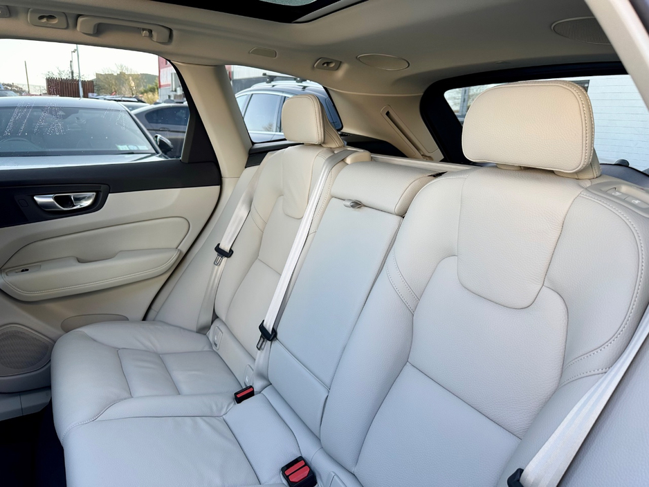 2025 Volvo XC60 - image 13