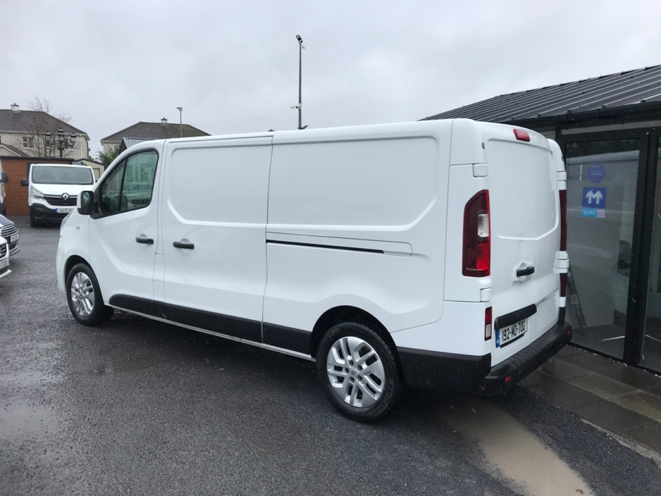 2019 Renault Trafic - image 9