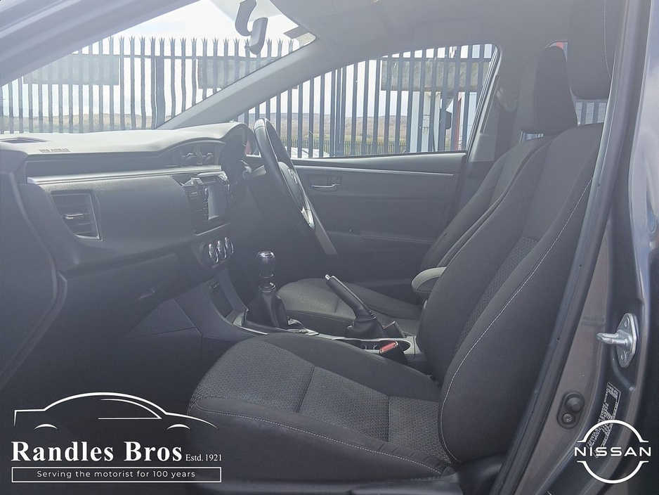 2016 Toyota Corolla - image 10