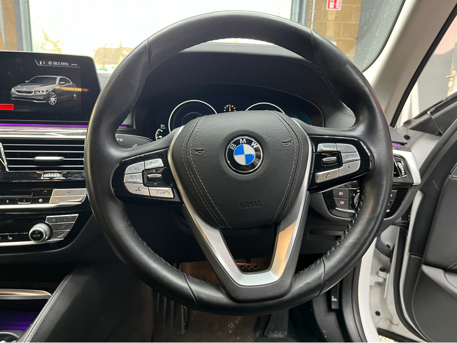 2018 BMW 5 Series - image 8