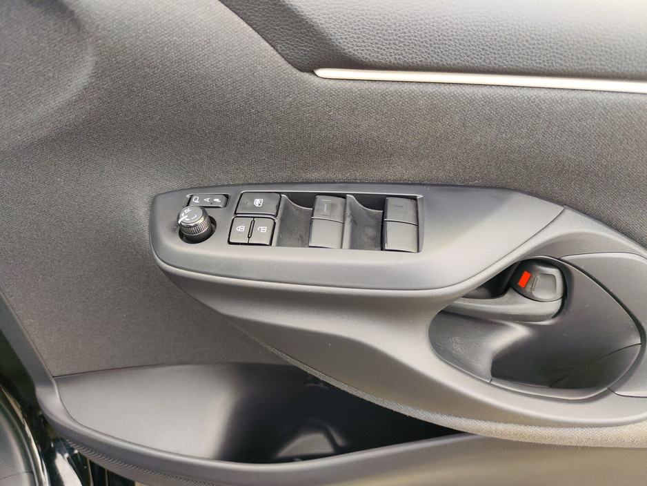 2021 Toyota Yaris - image 15