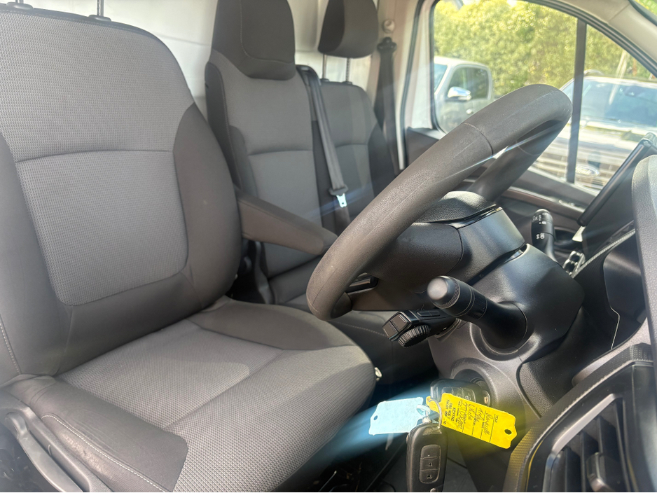 2023 Renault Trafic - image 13