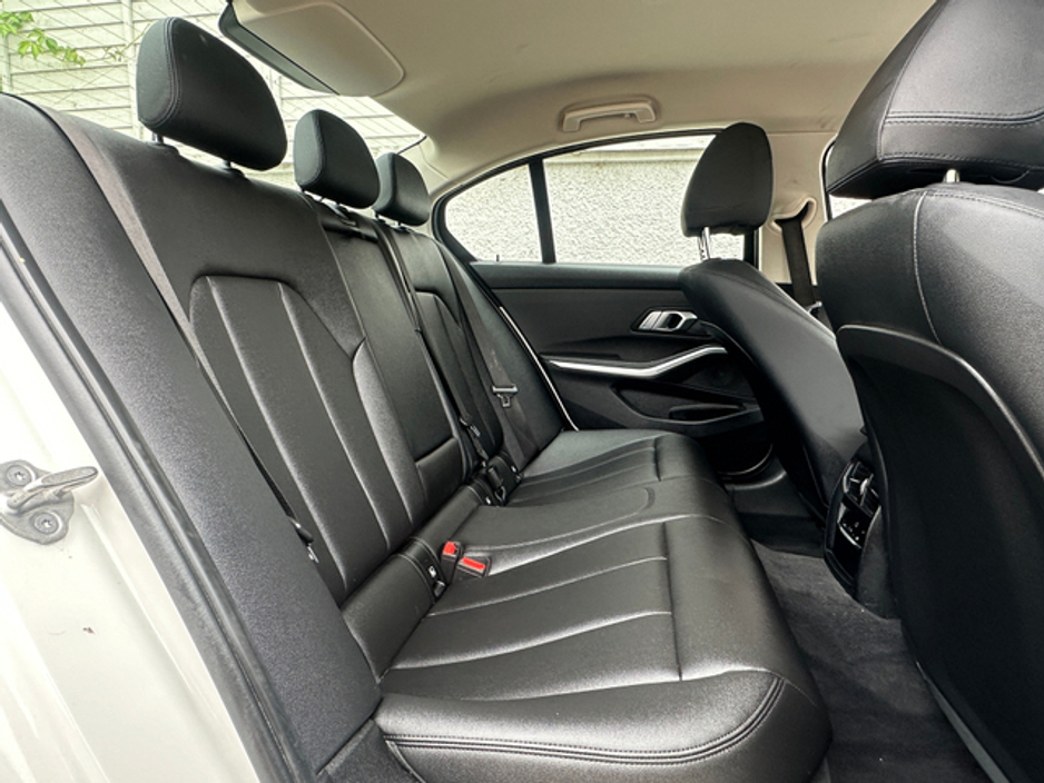 2021 BMW 3 Series - image 13