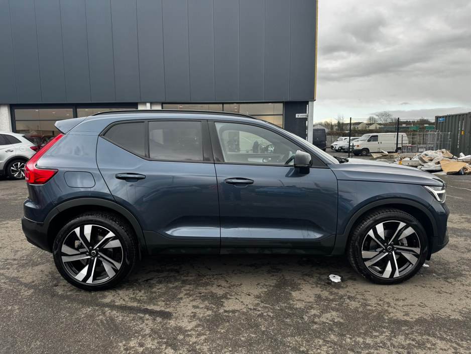 2025 Volvo XC40 - image 4