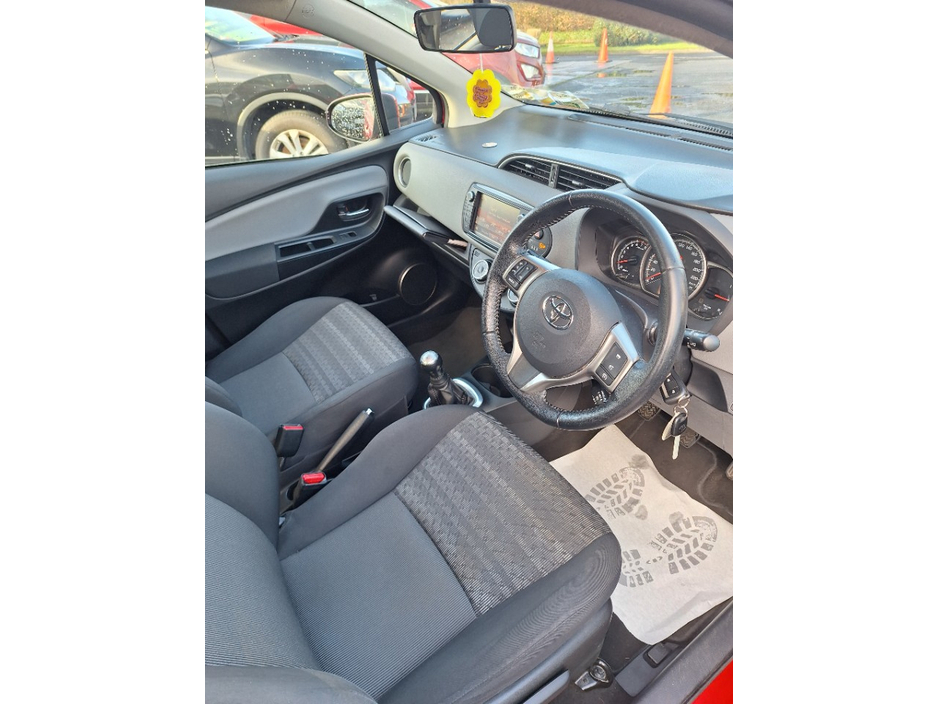 2017 Toyota Yaris - image 8