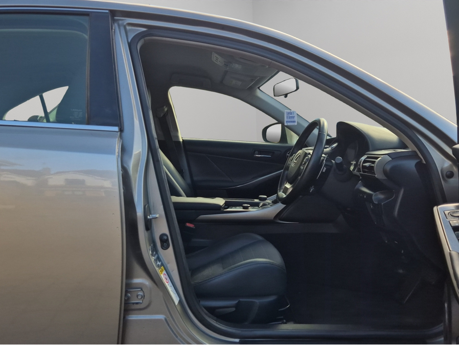 2014 Lexus IS 300 h - image 8