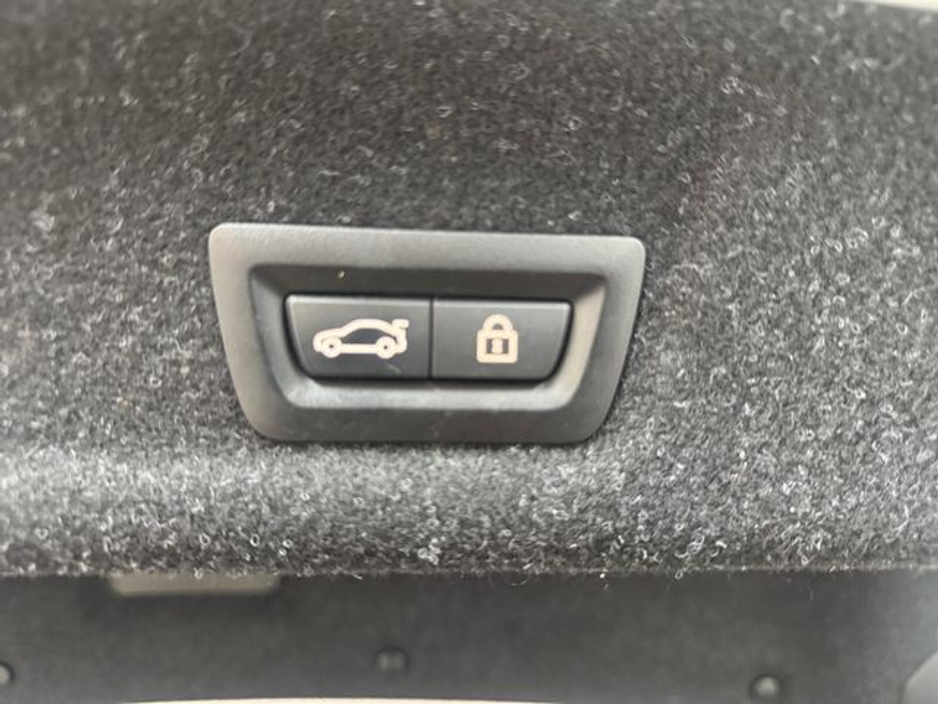 2019 BMW 3 Series - image 19