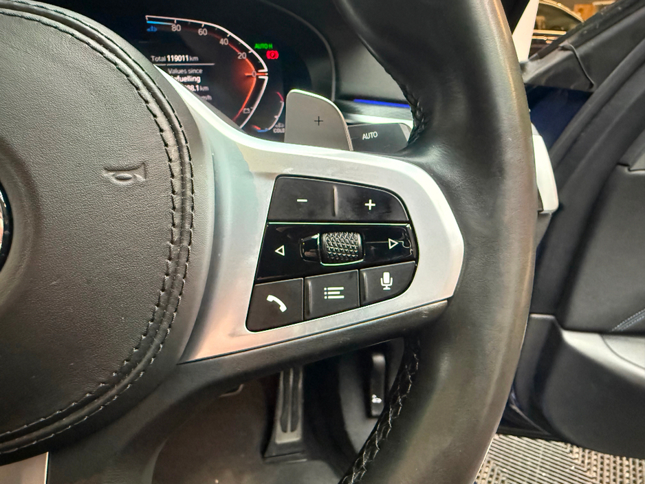 2021 BMW 5 Series - image 22