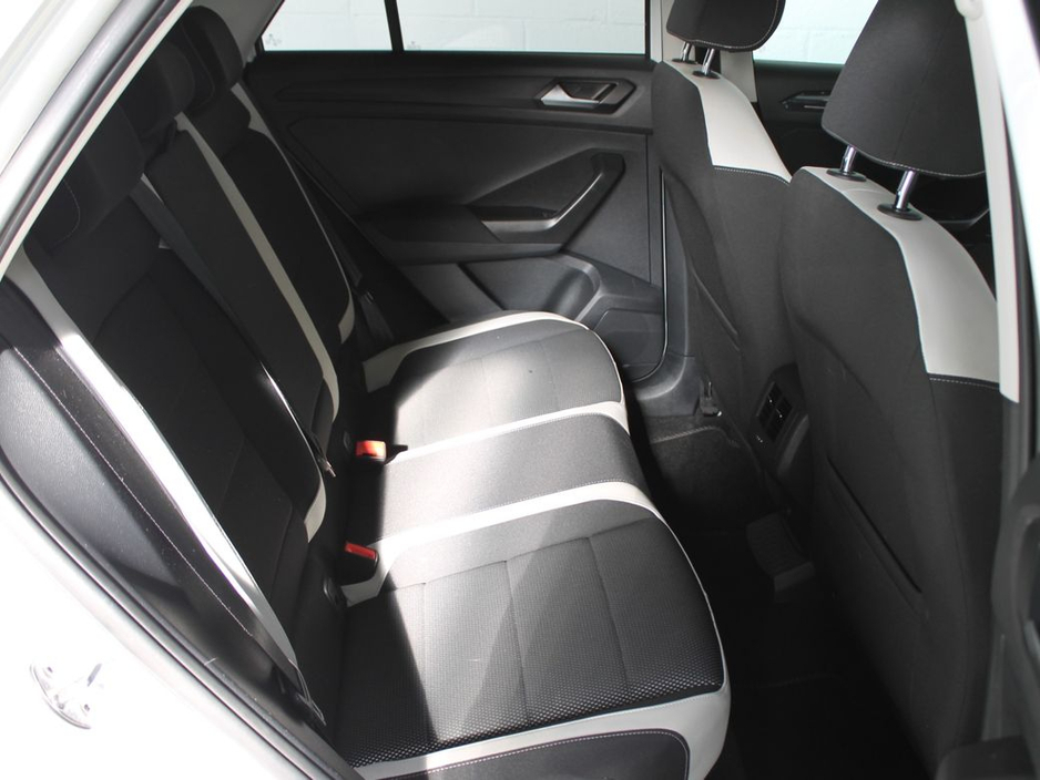 2019 Volkswagen T-Roc - image 14