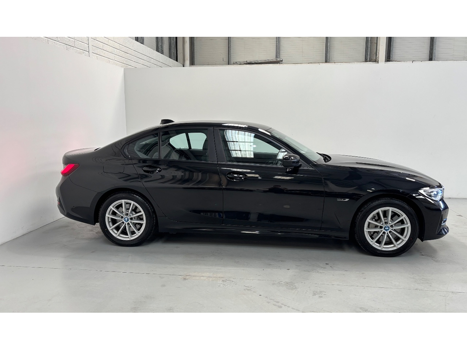 2021 BMW 3 Series - image 2