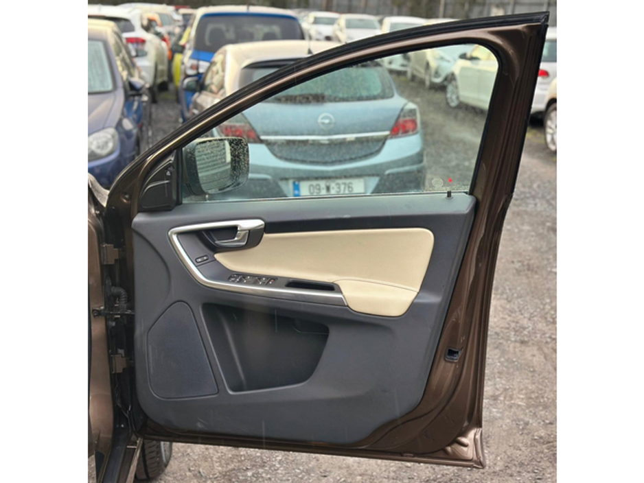 2015 Volvo XC60 - image 7