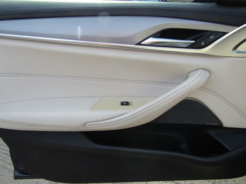 2018 BMW 5 Series - image 24