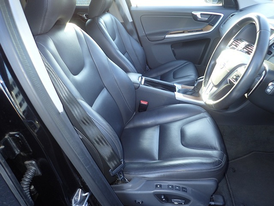 2017 Volvo XC60 - image 4