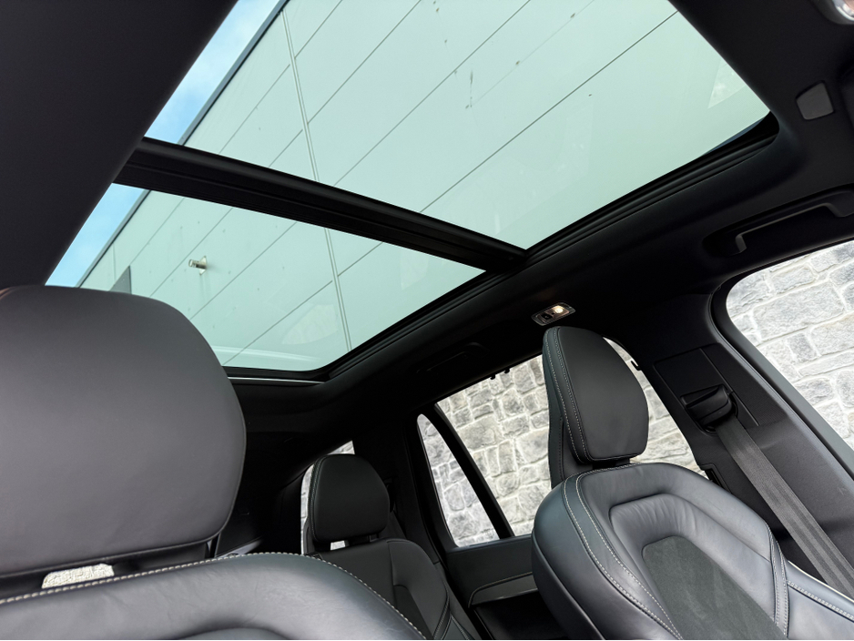 2022 Volvo XC90 - image 8