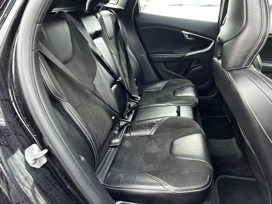 2017 Volvo V40 - image 13