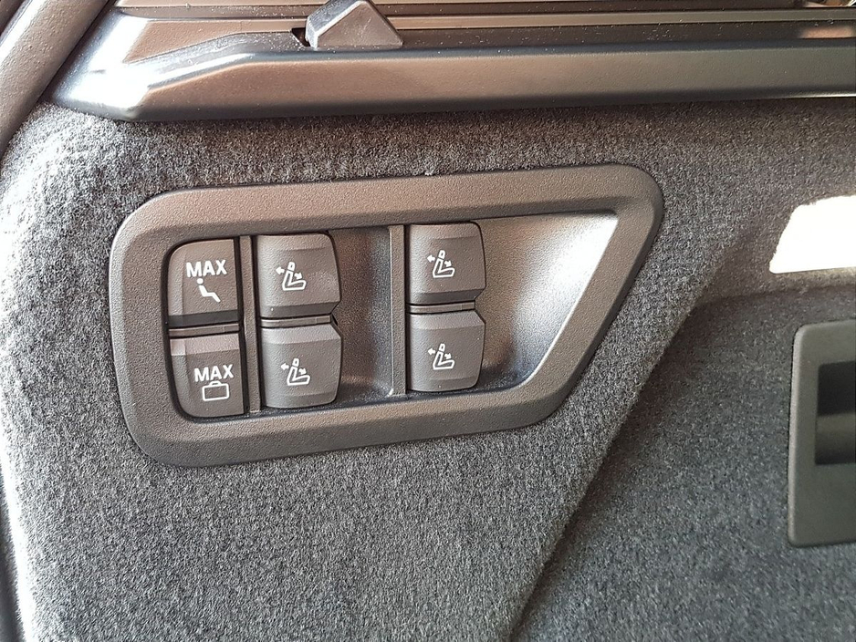 2023 BMW X7 - image 25