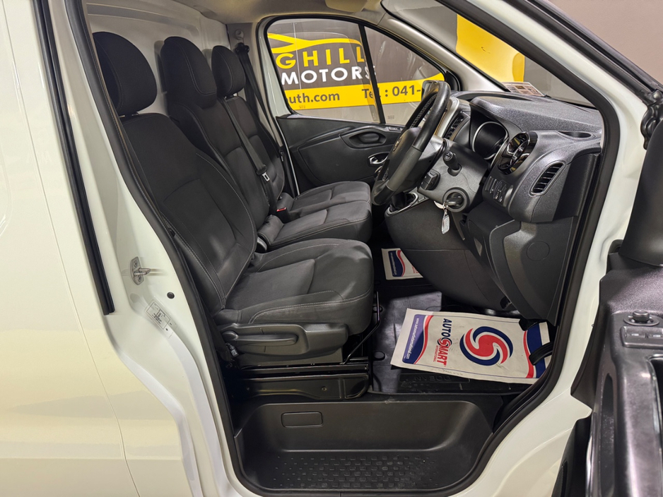 2020 Nissan NV300 - image 6