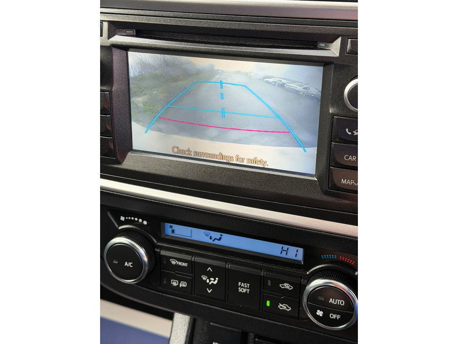 2015 Toyota Auris - image 12