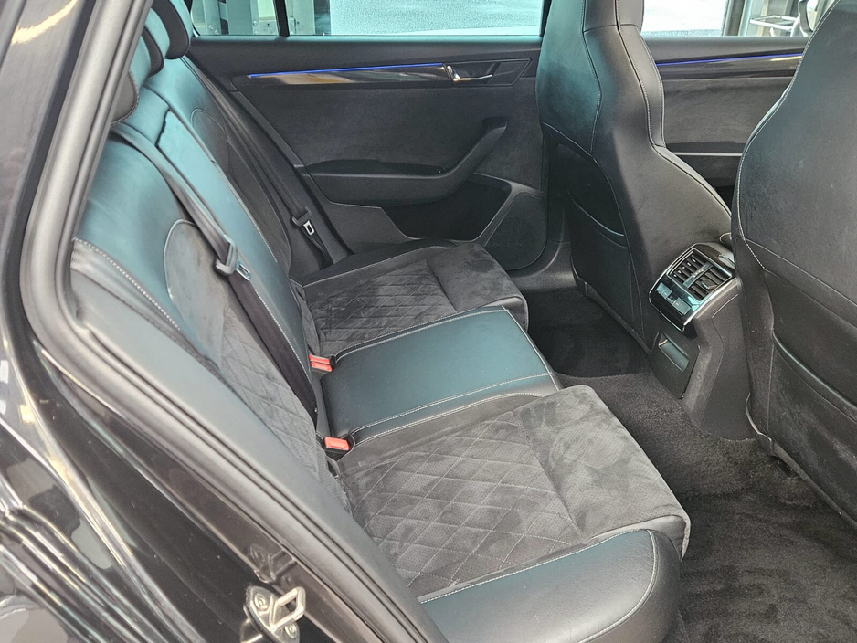 2019 Skoda Superb - image 8